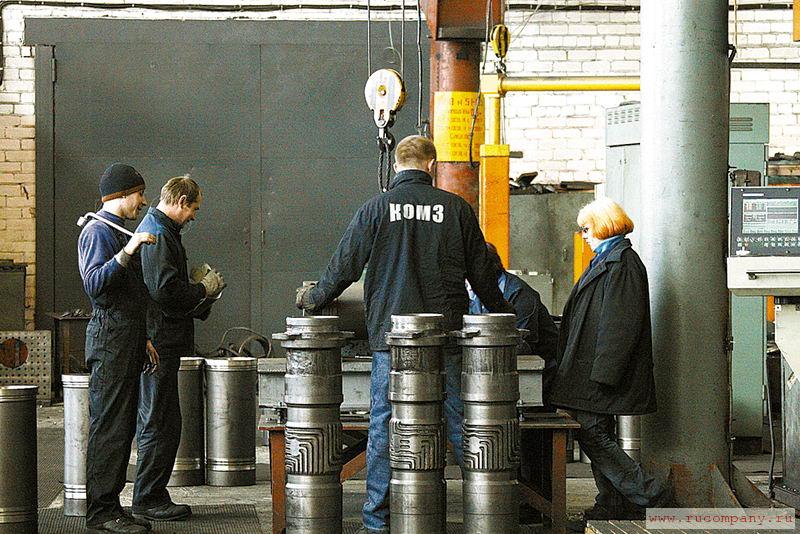 Механосборочный цех, проверка продукции на стенде. Слева направо: И. А. Карпов (оператор станков с программным управлением), И. Е. Дмитриев (слесарь механосборочных работ), А. А. Бойченко (гальваник), И. Н. Лынько (табельщик) Механосборочный цех, проверка продукции на стенде. Слева направо: И. А. Карпов (оператор станков с программным управлением), И. Е. Дмитриев (слесарь механосборочных работ), А. А. Бойченко (гальваник), И. Н. Лынько (табельщик)